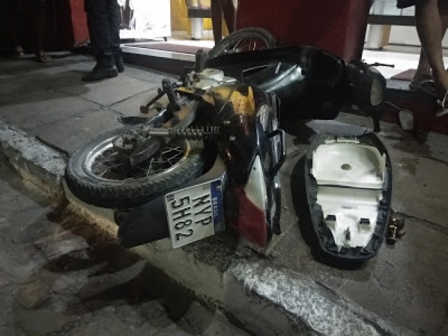 Jacobina: Jovem perde controle de moto e bate em carro estacionado prximo ao Hospital Antnio Teixeira