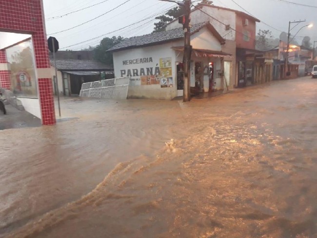 Chuva forte causa alagamento e enxurrada invade lojas no centro de Medeiros Neto-BA, veja vdeo