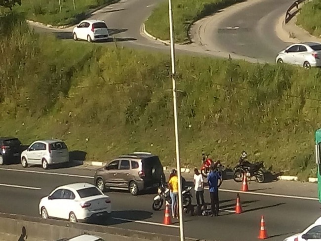 Acidente com moto deixa trnsito lento na BR-324 sentido Salvador