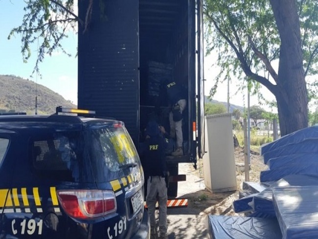 Casal  preso com mais de uma tonelada de maconha escondida em carga de colches na Bahia