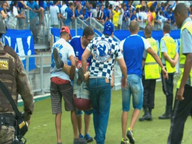 Vergonha! Cruzeiro  rebaixado para a srie B e torcida protagoniza atos de vandalismo; PM usa bombas