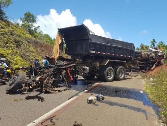 Homens ficam feridos aps batida entre caminhes na Bahia; veculos ficaram destrudos