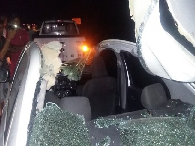 Mulher morre em acidente envolvendo carreta, carro, moto e animal solto na pista entre Santa Brbara e Serrinha