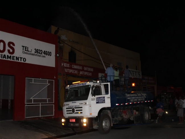 Incndio atinge loja de pneus no bairro da Caeira, em Jacobina