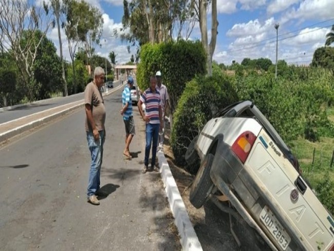 Motorista cochila e veculo fica pendurado na lateral da pista, na entrada de Morro do Chapu.