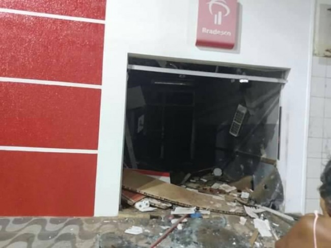 Mulungu do Morro-BA: Quadrilha explode agncia do Banco do Bradesco e deixa moradores assustados.