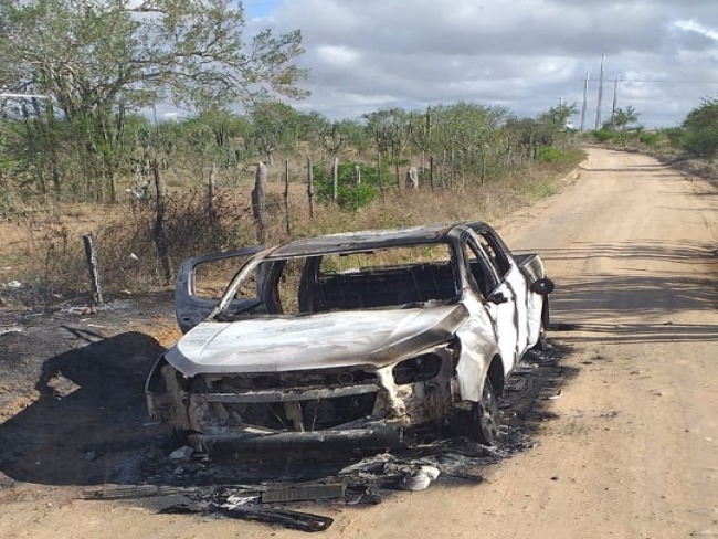 Caminhonete  encontrada destruda por fogo nos arredores do Rio do Peixe, em Queimadas