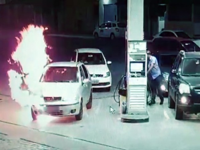 Carro pega fogo em posto de combustvel de Camaari-BA, veja vdeo