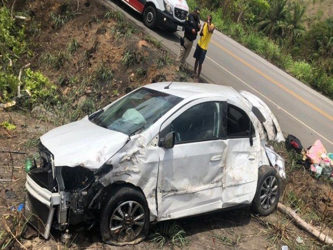 Itapebi: Mulher morre e trs ficam feridos durante capotamento de carro na BR-101