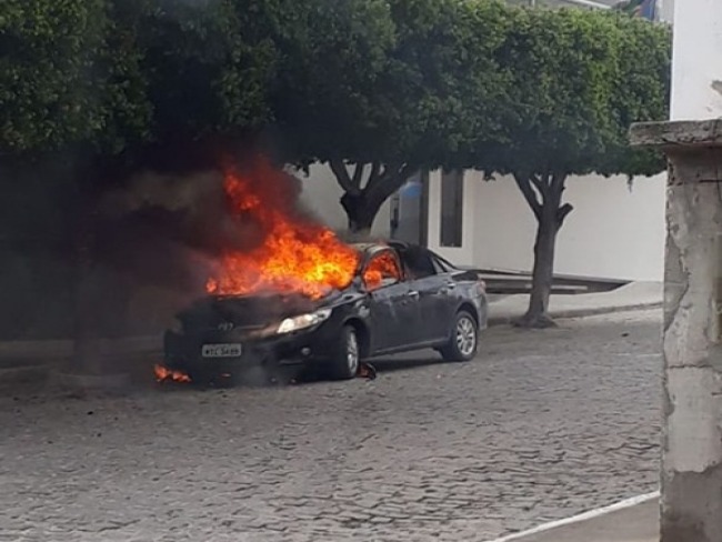 Carro do vereador Lomanto Queiroz de Valente  consumido pelo fogo. A suspeita que o incndio seja criminoso