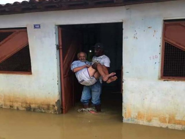 Chuva forte deixa ruas alagadas em Vrzea Nova; famlia teve que ser resgatada