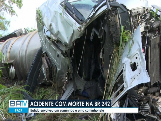 Homem morre aps batida entre carro e caminho carregado de leo na BR-242, no oeste da Bahia