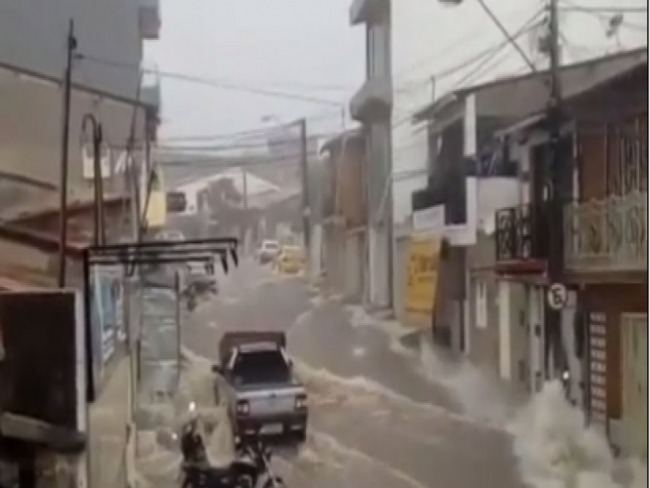 Vdeo: Fortes chuvas arrastam carros e causam transtornos no Cear
