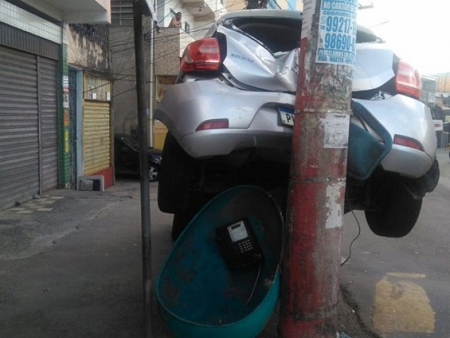 Carro sobe em orelho e fica preso a poste aps acidente em Salvador