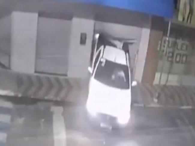 Homens arrombam porta de loja de telefonia com ajuda de carro em Itabuna; veja vdeo