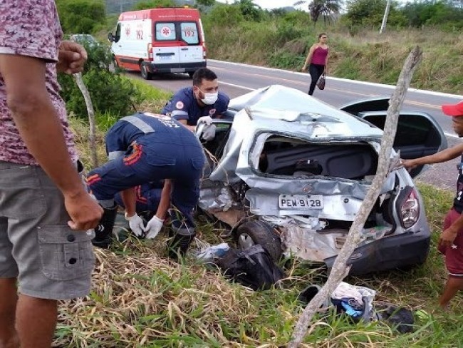 Mulher morre em acidente entre caminho e celta na BR 407 na manh de hoje (16) em Sr. do Bonfim