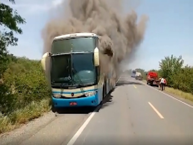 nibus da Novo Horizonte pega fogo prximo a Oliveira dos Brejinhos-BA.