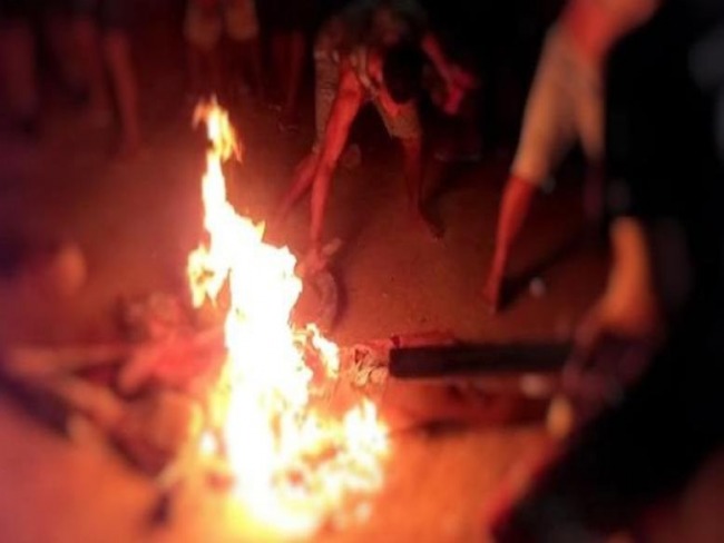 Veja o momento em que corpo de acusado de estupro foi queimado em Fonte Boa, cenas fortes