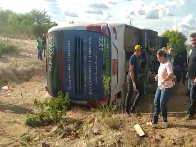 nibus com placas de Osasco tomba em estrada na Bahia e deixa 4 mortos