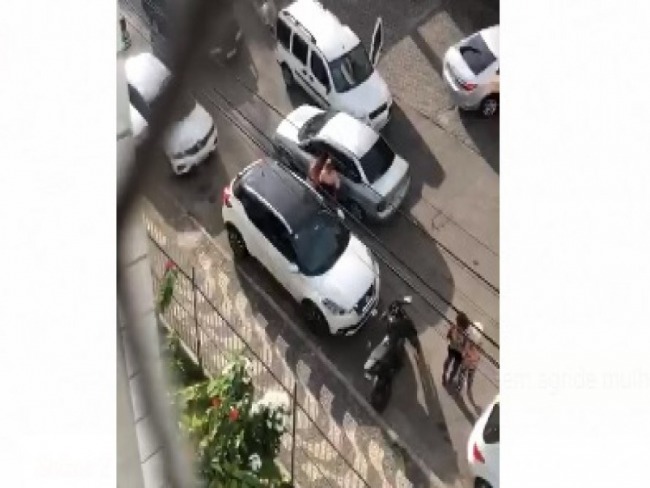 Salvador: Homem agride mulher e quebra carro de vtima no Jardim Apipema; assista