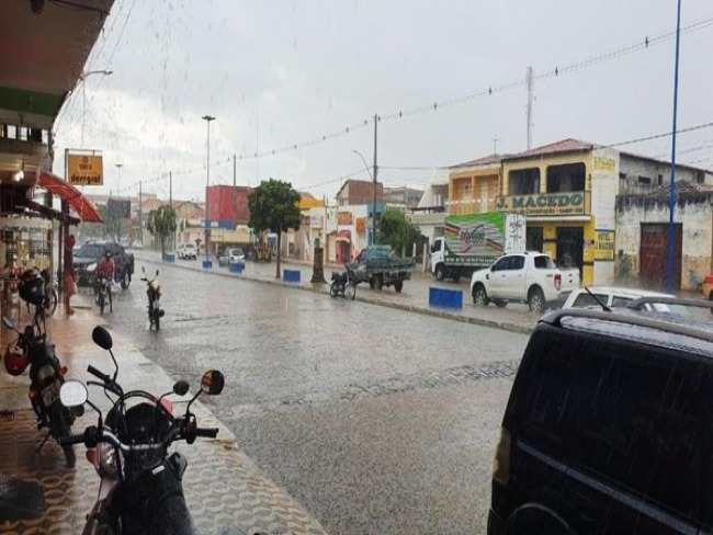 VDEO: Populares registram forte chuva na manh desta tera-feira (21), em Xique-Xique