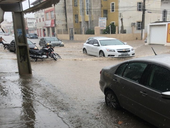 Chuva forte gera pontos de alagamentos em Jacobina; veja vdeo