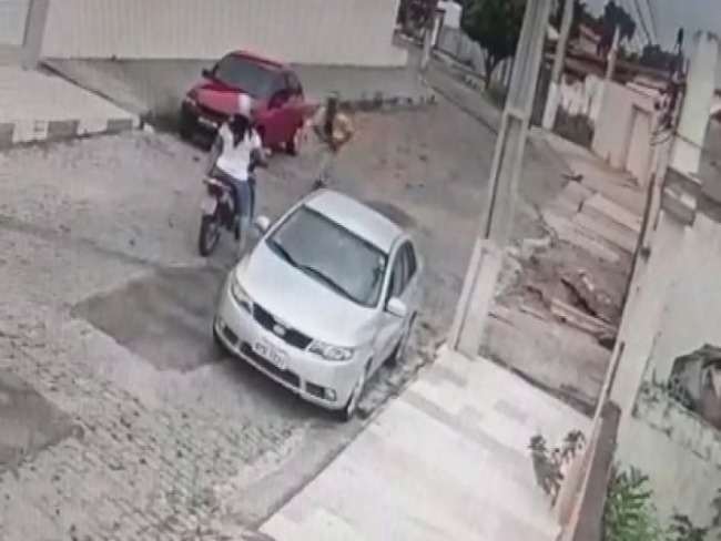 Vdeo: Homem aborda motociclista em movimento e rouba veculo
