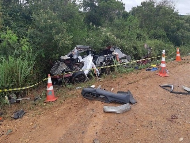 Cndido Sales-BA: Quatro morrem aps batida entre carro e caminho