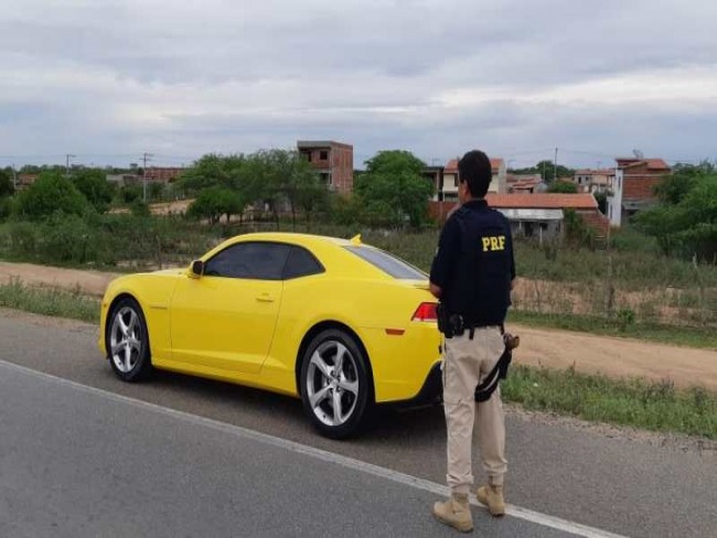 Camaro amarelo  flagrado pela PRF com dbitos na documentao veicular e dirigido por condutor sem habilitao