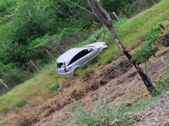 Motorista de Tapiramut capota carro na BA-052, entre Baixa Grande e Mundo Novo.