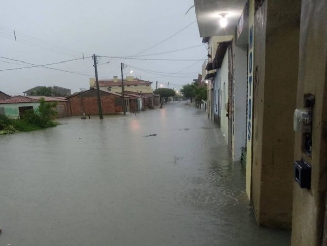 Barra-BA: Ruas e avenidas ficam alagadas com a chuva forte que caiu na cidade, vdeo