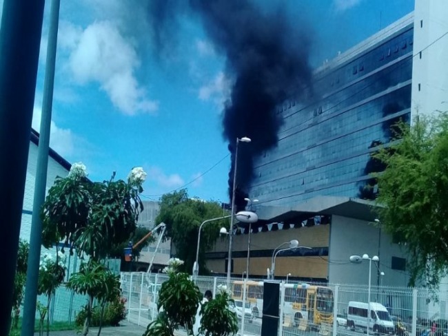 Salvador:Prdio do Banco do Brasil pega fogo no Comrcio; assista