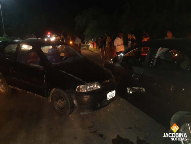 Jacobina: Trs carros colidem aps motorista desviar de entregador de pizza na Av. Centenrio