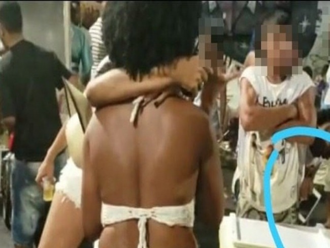Salvador: Mulher finge catar latinhas e furta celular de grupo de jovens, veja vdeo