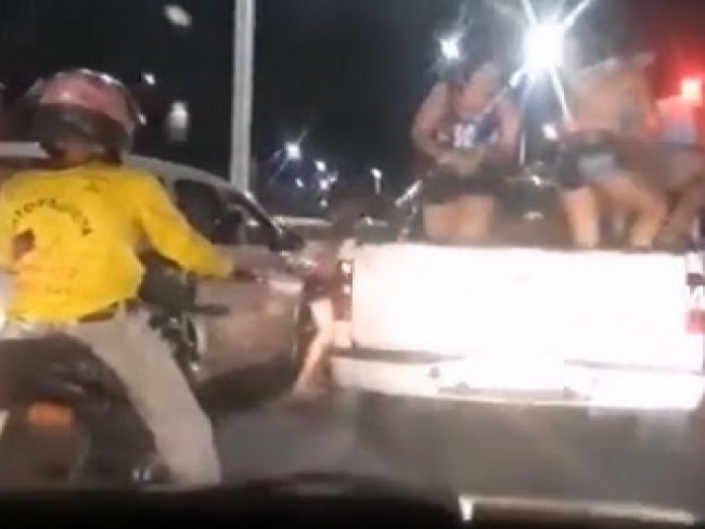 Esposa em mototxi flagra marido com vrias mulheres em seu carro. veja vdeo