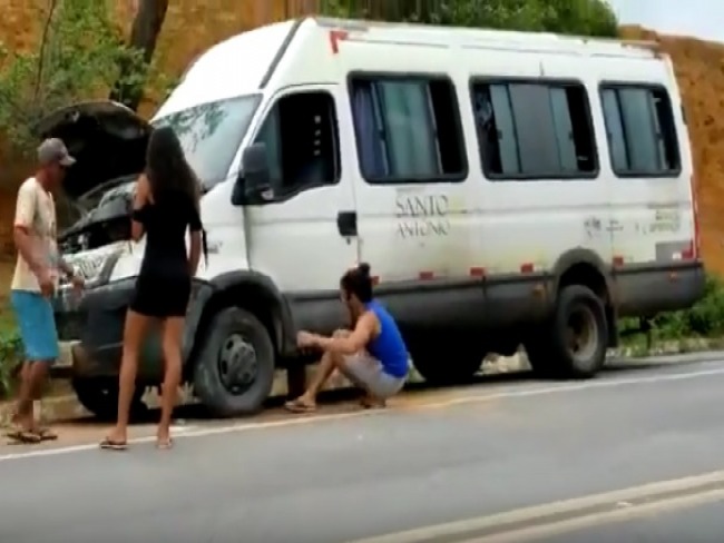 Van da Orquestra Santo Antnio  parcialmente destruda pelo fogo na BR 242. veja vdeo