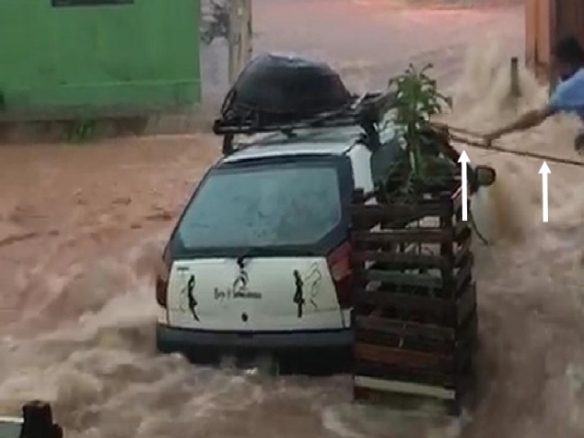 VDEO: Moradores amarram carro para no ser levado por forte chuva em Santana no oeste da Bahia