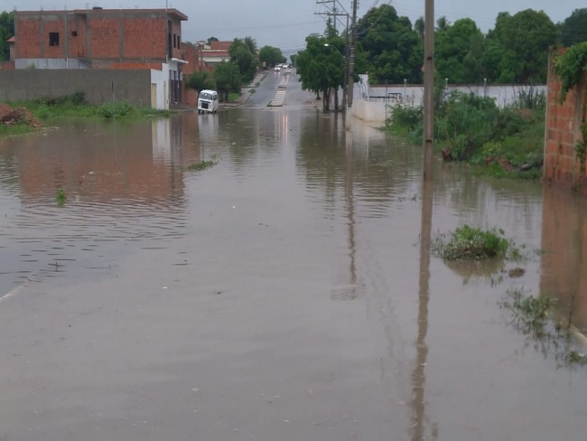 Chuva forte alaga ruas em Bom Jesus da Lapa-BA; enxurrada invade casa no bairro Parque Verde.