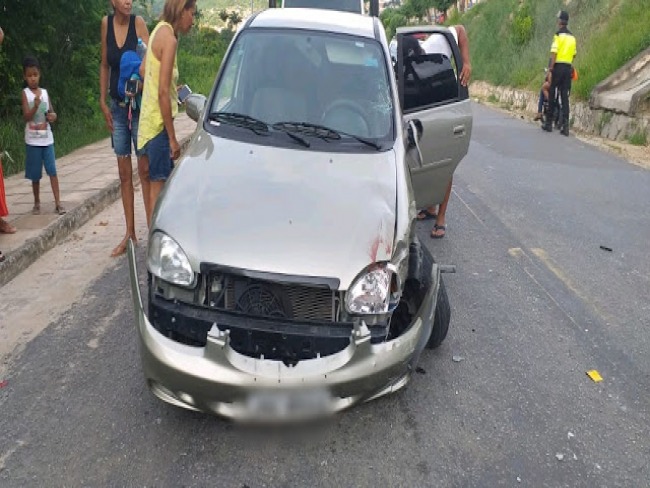 Coliso entre carro e moto na Av Lus Alberto Dourado de Carvalho em Jacobina