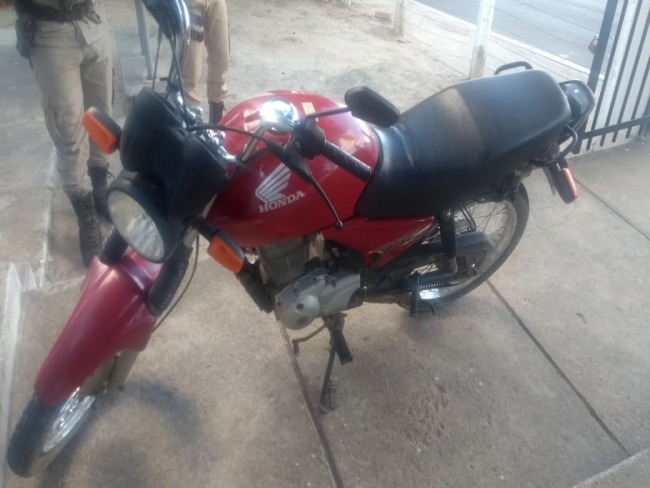 Miguel Calmon: Policia militar recupera moto que havia sido roubada no povoado de Bananeira