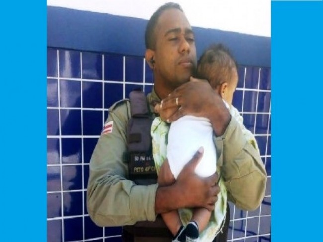Salvador: Policial militar cuida de beb para me ir a posto mdico