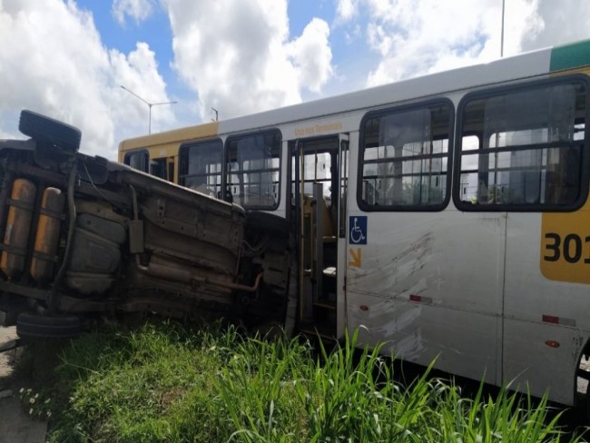 Carro de passeio e nibus se envolvem em acidente na BR 324 em Salvador; veja vdeo