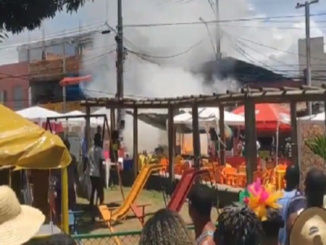 Salvador: Carrinho de ambulante pega fogo durante a Mudana do Grcia, veja vdeo