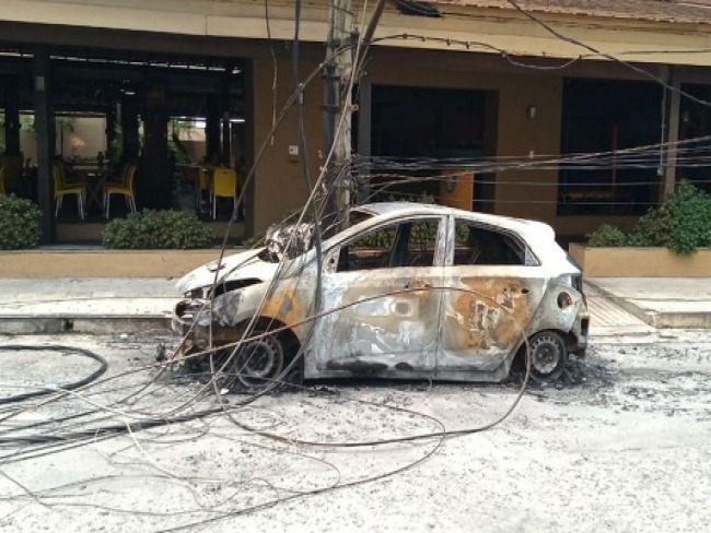 Carro pega fogo aps ser atingido por equipamento de alta tenso em Salvador