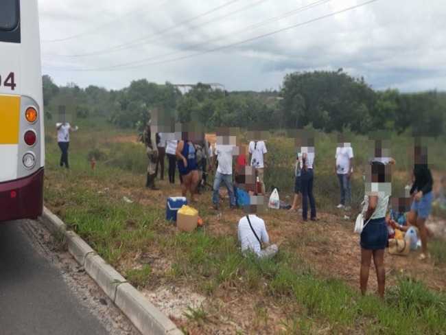 nibus com cadeirantes pega fogo em estrada de Camaari