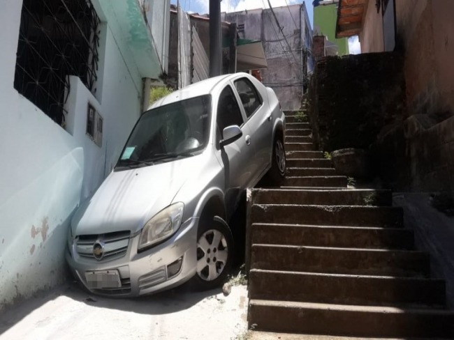 Salvador: Carro cai em escadaria na Federao
