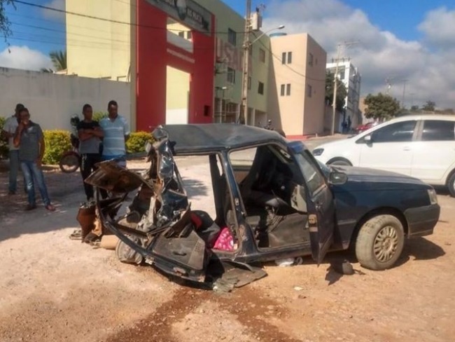 Seabra-BA: Carro fica destrudo em acidente com carreta deixando 5 pessoas feridas