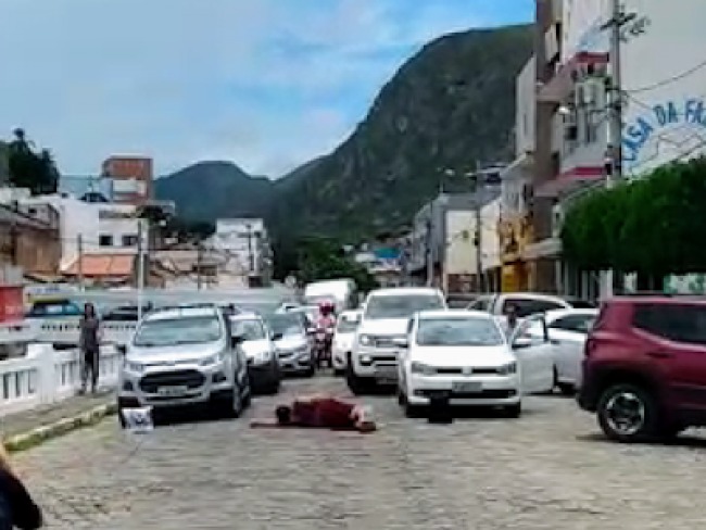 Jacobina: Mulher deita na frente do Frum e trava trnsito; S saio quando falar com o Juiz