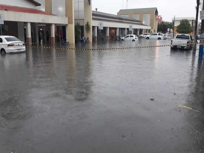 Teixeira de Freitas registra alagamentos aps 30 mm de chuva em menos de 1 hora