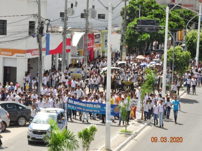 Capim Grosso: Caminhada da Paz  realizada com parceria do Rotary, Prefeitura e OAB 